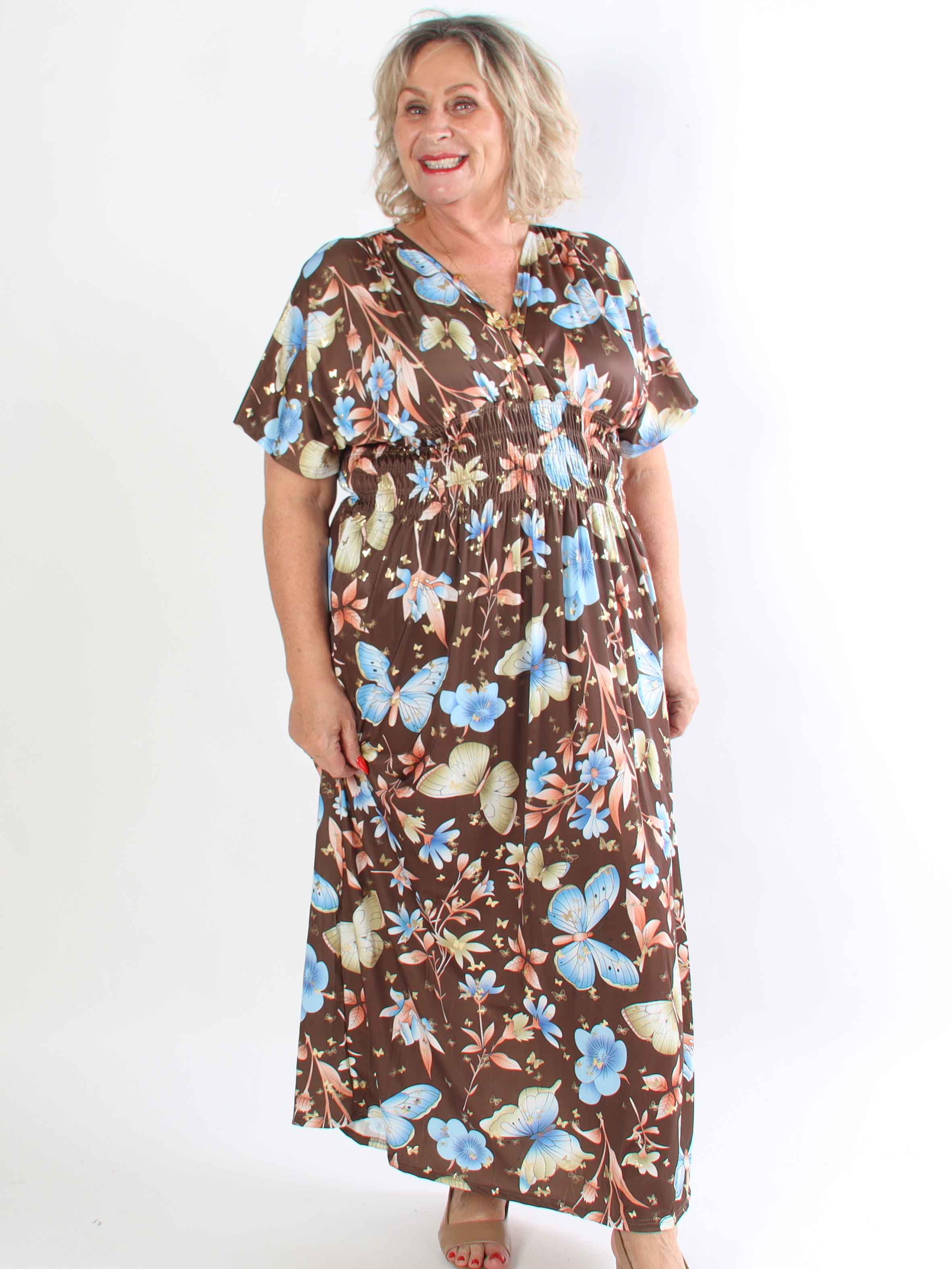 Pams Fairytale - Lang plus size kjole i fint blomster- og sommerfugleprint